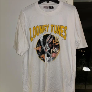 White-Tee Looney Toons Tryck - Skick-9/10 Ordinarie Pris-300kr