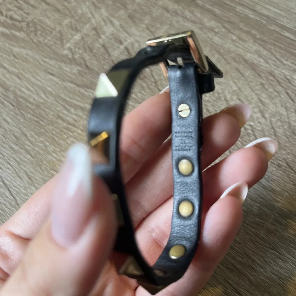 skriv för fler bilder, har tyvärr ingen box kvar så det kommer med endast armbandet💕💕skriv för fler bilder. Accessoarer.