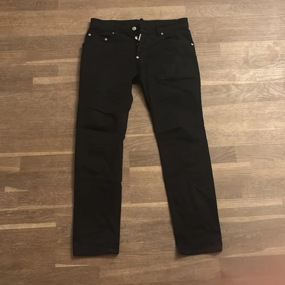 Säljer ett par dsquared2 jeans i färgen svart, i storlek 176/S. Nypriset ligger utan 3000kr. Vid frågor och funderingar kontakta gärna säljaren. . Jeans & Byxor.