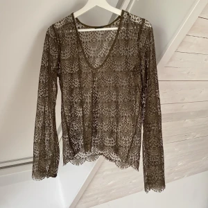 Olivgrön spetströja - Säljer olivgrön spetsblus i nyskick från Gina tricot i storlek M💕
