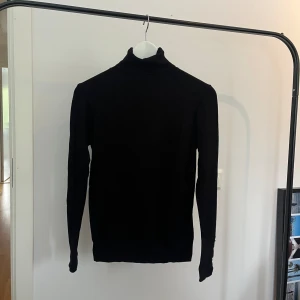 Polo långärmad tröja  - En underbar mjuk polo tröja från ZARA med tre guld knappar på varje arm längst ner, jätte fin detalj som gör att det ser lyxigare ut.  Storlek M, men passar S-M.  