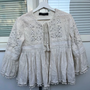 Zara kofta - Säljer denna ooootroligt fina koftan ifrån Zara!! Den är i tjockt material och i bra skick, ena tofsen skulle kunna sys fast lite bättre se bild 4😇 Samt några småtofsar har lossnat vilket ej märks!💓 Passar nog fint på en S eller liten M 💓