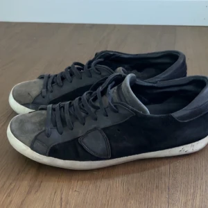 Philippe model sneakers - Snygga unika Philippe model skor i storlek 44, men passar bra på en 43 fot också. Otroligt stilrena, skicket är okej, dom har ett tag på nacken men tål mer. Därav priset