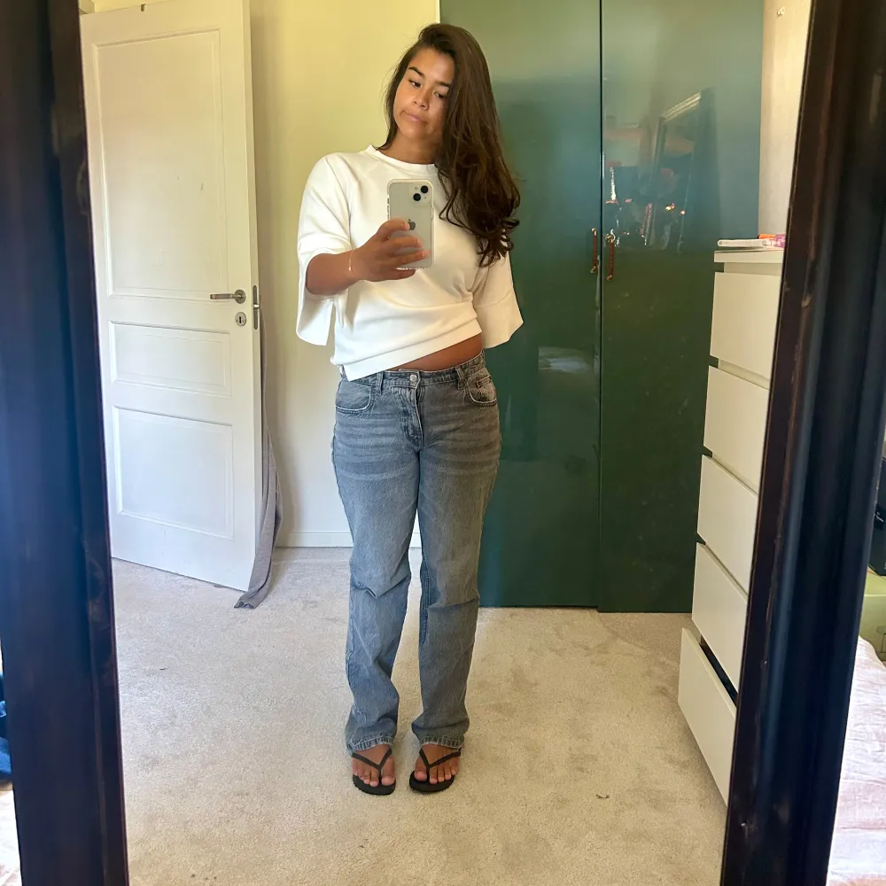 Ett par perfekt gråa jeans från märket pull and bear!!!! St 40 men sitter bra på mig som vanligtvis har 38😝 jag är 169cm lång!!! Frakt tillkommer🩷. Farkut & Housut.