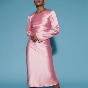 Söker rosa Satin/Silkes klänning  - Hej!  Jag söker denna fina silkes klänning från Gina Tricot i stolek S 