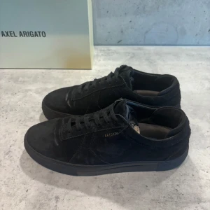 AXEL ARIGATO SUEDE - Arigato skor i använt men ändå bra skick   Box och dustbag medföljer  Tveka inte på att höra av er!