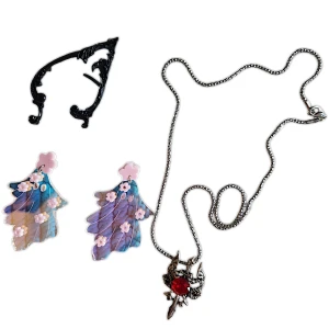 Smyckesset - Ett litet set med alternativa smycken. Allt är i fint skick.