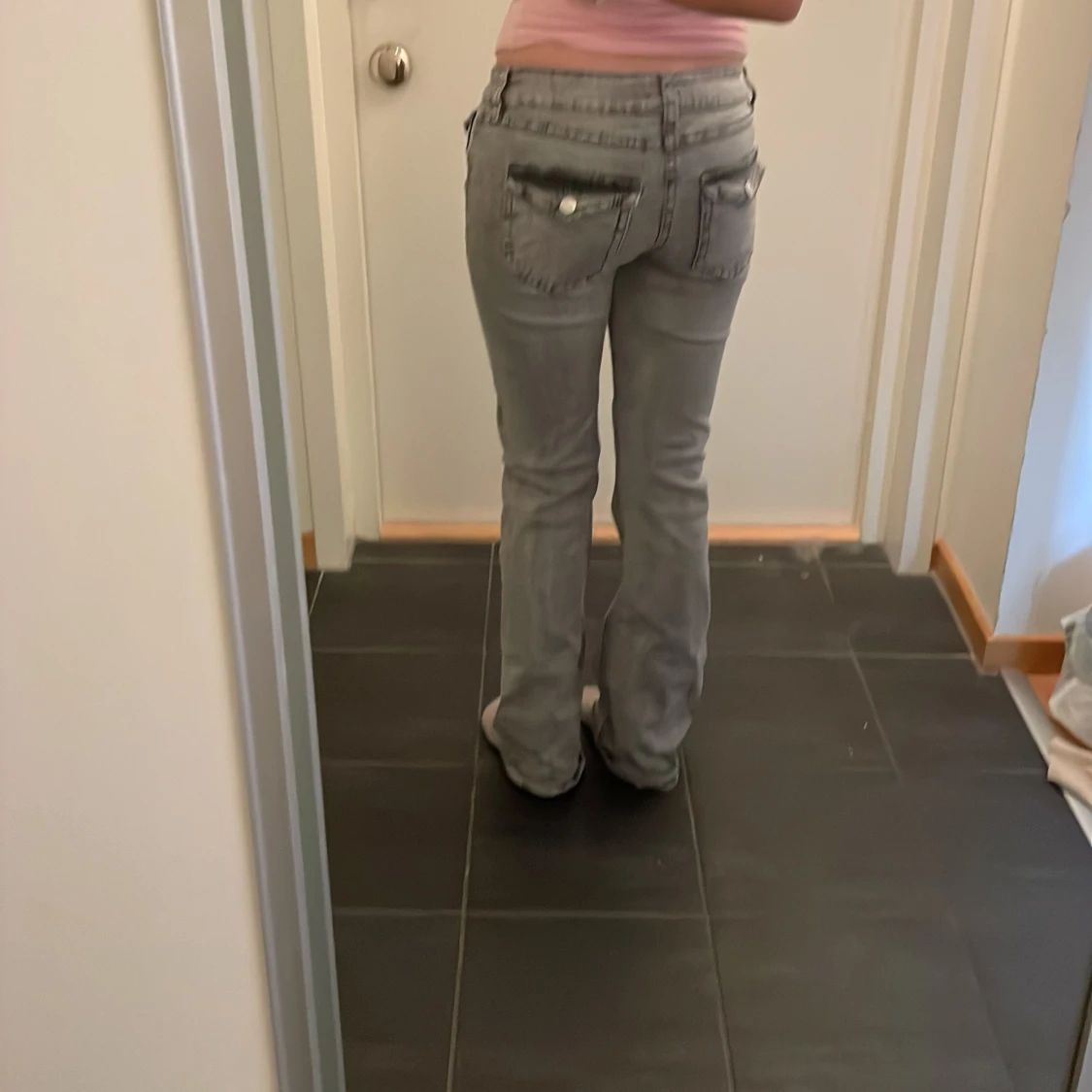 Utsvängda lågmidjage byxor från Gina Tricot - 90