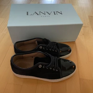 Lanvins - Säljer nu dessa feta lanvins i färgen navy blue då jag har tröttnat, storleken är uk 7 och eu 41. skulle rekommendera att gå upp 1 eller 2 storlekar. De har inga defekter och allt OG finns inklusive kvitto. Skick 10/10