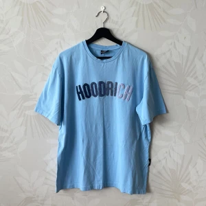 Hoodrich T-shirt - Bra skick, säljes då den inte passar och inte är min stil längre. Pris kan diskuteras vid snabb affär.