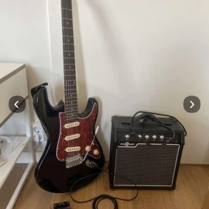 Elgitarr med pedal förstärkare och sladdar - Jag hjälper min kille sälja och han har inte Plick, han bor i Bålsta så om ni bor i Stockholm eller håbo så kan ni möta honom! Ni får pruta också