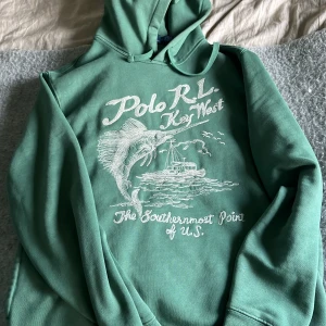 Ralph Lauren hoddie - Tjena jag säljer nu denna stilrena och högst eftertraktade  Ralph lauren hoddie hör av er vid frågor och funderingar mvh!