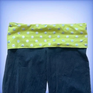 Victorias secret PINK yoga pants - Ett par jätte fina PINK yoga pants!  Dem har ett minihål långt up vid innerlåret, men inget man märker av (se sista bilden) Hör av dig ifall du har frågor😊