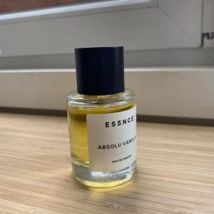 Essnce parfym absolu vanilla - Säljer en god absolu vanilla från Essnce. 🤍 använt den lite, se bild. 