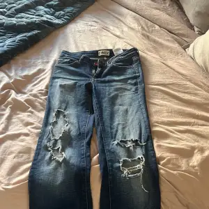 Jättesnygga Mötkblå bootcut jeans med hål! Säljer då dem ibte kommer till användning längre 💕💕