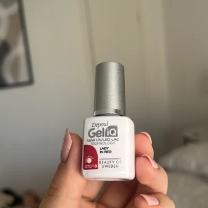 Depend Gel IQ lack - Depend Gel IQ lack i färgen ”lady in red”. Endast testad på 2 naglar så den är i princip full.🤍