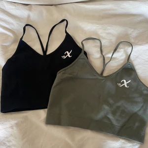 Sport-bh - Två sport-bhs från Xshapes, en svart och en mörkgrön. Knappt använda. Inläggen är uttagna. Storlek S i båda. 100:- för båda.