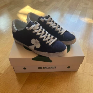 The Gallerist Skor - Säljer dessa skor ifrån The Gallerist. Säljer dem eftersom dem är för små för mig, storlek 43, skick 10/10 har använt dem 3 gånger, pris kan diskuteras vid snabb affär. BOXEN INGÅR SÅKLART!