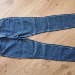 Blå jeans från H&M - Säljer ett par klassiska blå jeans från H&M i storlek . De är i en skinny fit och har en snygg, mörkblå tvätt. Perfekta för både vardag och fest!
