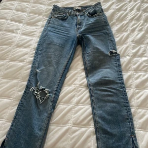 Jeans med slits - Jeans från zara med hål och slits som endast är använda ett fåtal gånger 