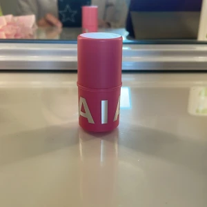 Caia blush! - En fin caiablush i färgen berry smoothie! Använd men skulle säga att det finns ungefär 70% kvar eller lite till. Säljer eftersom jag inte använder. Kontakta mig vid frågor. Först till kvarn!!