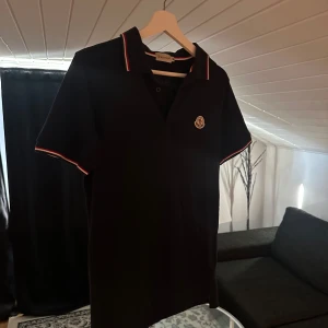 Moncler Piké  - Skön moncler piké  Marinblå  8.8/10  Strl M  Äkta 
