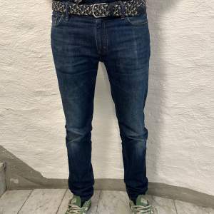 Ett par riktigt riktigt schyssta jeans från Acne studios, Blå konst . Modellen är 183cm och väger 70kg. Storlek W30 L32. Fint skick. nypris 3499kr, köp för endast 599kr  Fast pris gäller🤝