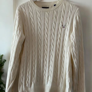 Vit stickad tröja från GANT - Säljer en stickad vit gant-tröja. Sällan använd, fortsatt i bra skick. I storlek S