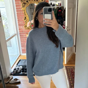 Stickad tröja - Säljer min AS MYSIGA stickade tröja från Carin Wester, köpt på åhlens för 500kr!!! Säljer pga inte fått användning av den, har används 2/3 gånger ungefär så den är i toppskick utan noppror eller defekter🩵🩵🩵