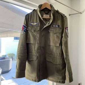 Ralph Lauren Field Jacka - Helt ny, använd en gång, storleken är XL i barnstorlek, sitter som S/M, hör av dig vid frågor och funderingar!
