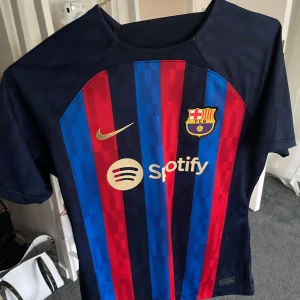 FC Barcelona tröja  - Säljer min Barcelona tröja med nummer 6 på💗 den är helt oanvänd och har bara hängt på en galge i mitt rum. Den är i damstorlek M💗 skriv för fler bilder!