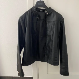 Skinnjacka - Supersnygg skinnjacka med fina detaljer! Storlek 12 och passar mig som har s🥰