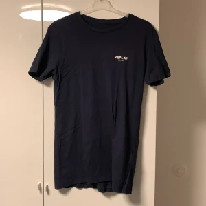 Replay t-shirt  - Säljer nu min snygga och sköna replay t-shirt då den tyvärr blivit för liten. Den är i bra skick. Om du undrar något/vill ha fler bilder är det bara att höra av dig. (Tröjan säljes självklart nytvättad)