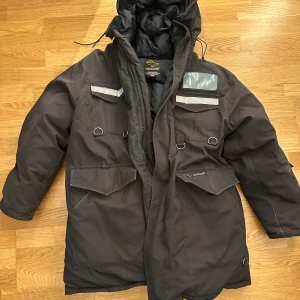 Jacka - Säljer min canada goose jacka. En jacka som känns mycket större än strl L.