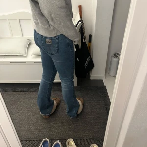 Lois jeans - Så snygga Lois jeans, köpta för 1800kr, så fin färg nu till hösten, 