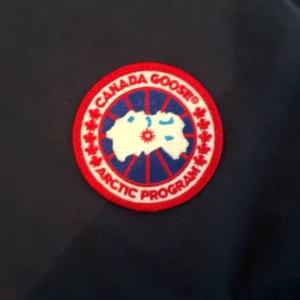 Canada goose väst - Storlek L Färg Mörkblå Inga skador knappt använd. äkta. 