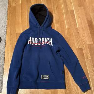 Blå hoodrich hoddie i nyskick använd endast en gång. Storlek xs. Säljer för den ej passar mig långre. Nypris 900kr.