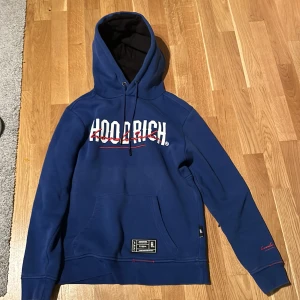 Blå hoodrich hoddie - Blå hoodrich hoddie i nyskick använd endast en gång. Storlek xs. Säljer för den ej passar mig långre. Nypris 900kr.