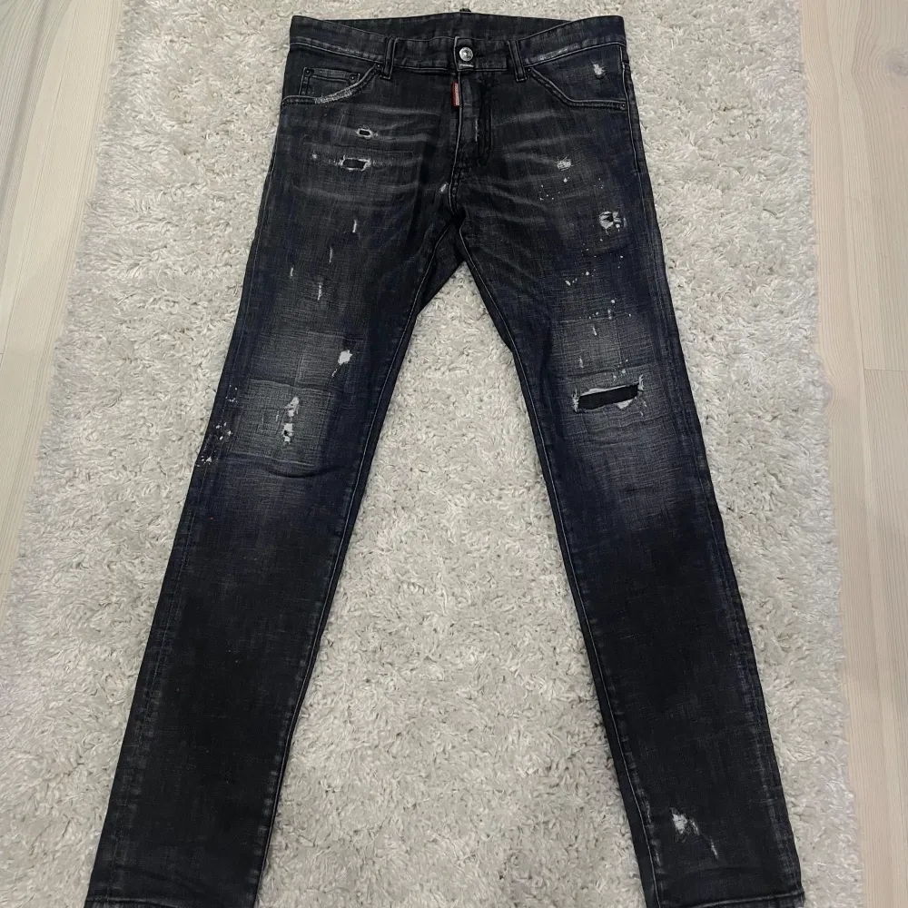 Säljer nu mina svarta/Mörkgråa dsq2 jeans köpa på NK. Storlek 44, sitter perfekt på mig som är 175. Byxorna är i väldigt fint skick tveka ej på att höra av dig!. Jeans & Byxor.