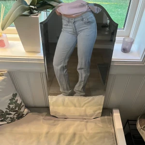 Gråa jeans🩶 - Gråa low straight jeans från Ginatricot 🩶bra skick