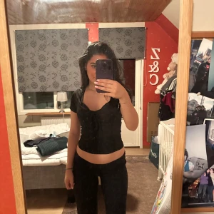 Gullig topp - Supersöt topp med knut i mitten och fin u-ringning🤍