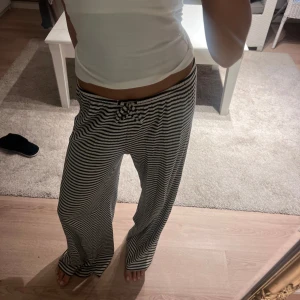 Byxor randiga gina - Fina sköna byxor ifrån gina tricot 