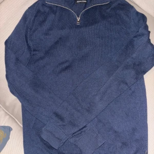 Jack and Jones zip - Säljer då jag råkat få 2 stycken. Aldrig använt. Storlek xs men passar som s  Är du 170 till 180  så passar den . Ny pris 600 jag säljer den för 350