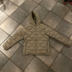 beige peak jacka  - helt oanvänd peak performance jacka som jag nu säljer i storlek L😊
