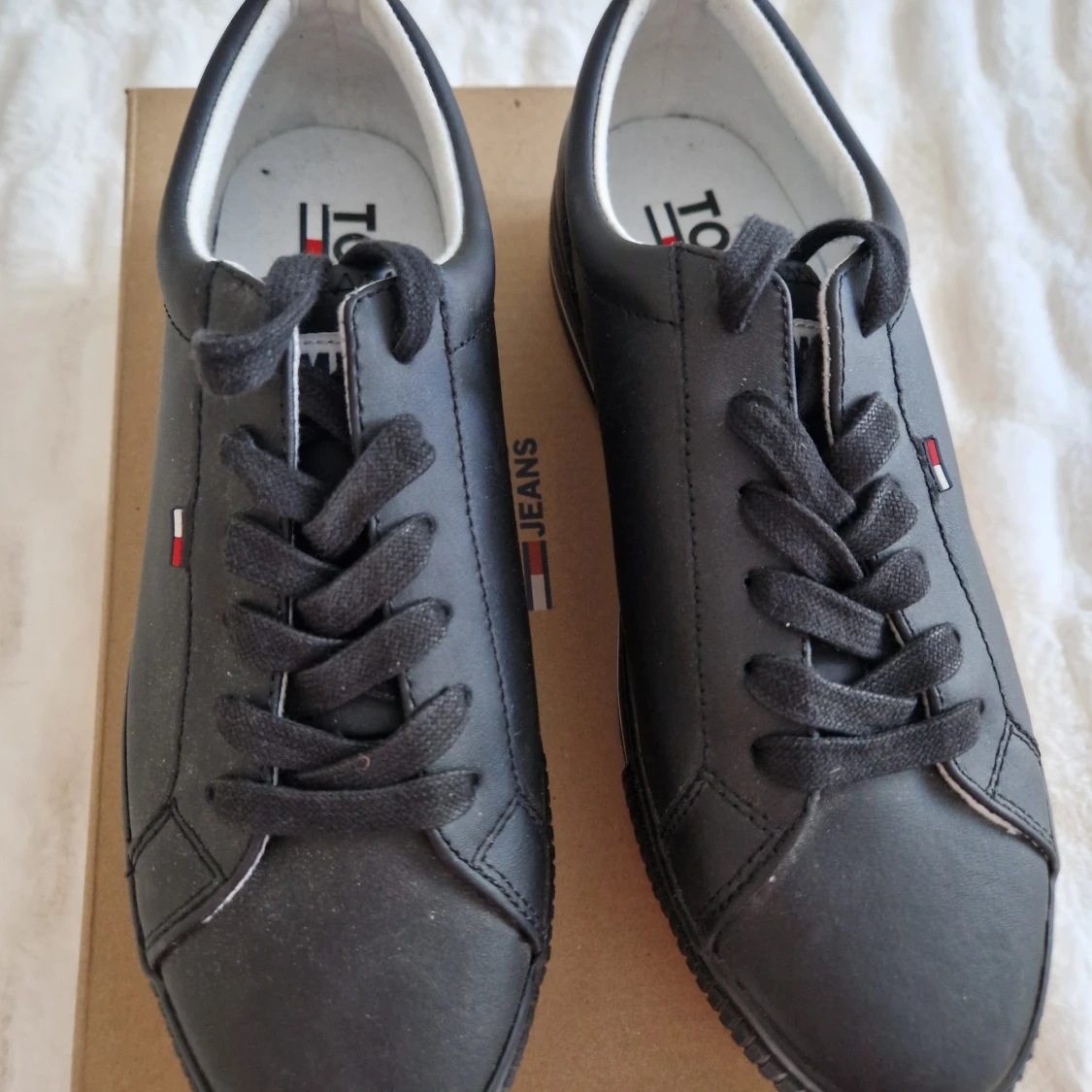 Ett par mörk blåa skor Tommy Jeans - 90