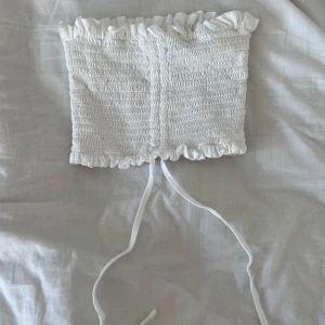 Off shoulder crop top - Vit off shoulder crop top med snörning framtill.