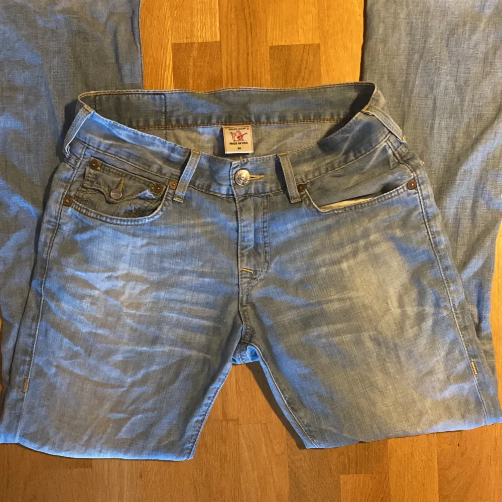 Tjenare nu säljer jag mina sällsynta trueys då ja int använder dom. Dom är i modell straight o har viss slitning men inte så mycket  Skick (8/10). Jeans & Byxor.