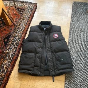 Canada Goose Freestyle Vest  - Säljer denna sköna Goose väst i size Large. Fint skick, hör gärna av er vid frågor & funderingar.