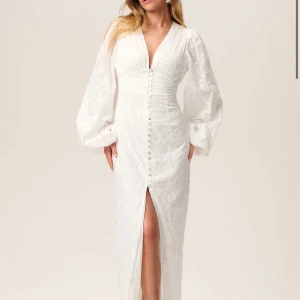 Adoore klänning - Sååå fin klänning från adoore, köpte till studenten så den är i väldigt bra skick då jag endast hade den på min mottagning☺️ Nypris 1695 kronor. Storlek 36