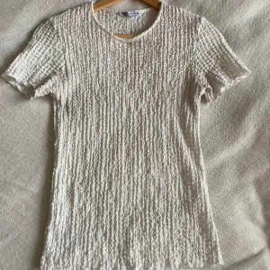 Vit topp Zara - Säljer en vit topp i storlek S ifrån zara. Modellen är ”skrynklig” och passar nästan allt. Den har använts få gånger och är i super bra form. ❣️